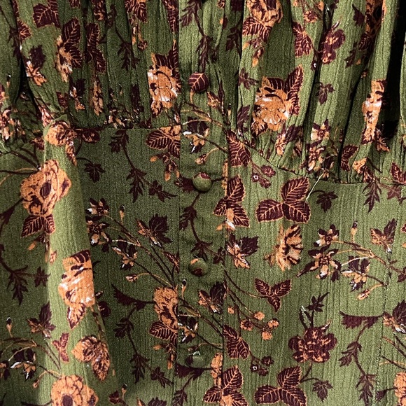 C&V Chelsea & Violet Floral Button Front Cropped Peasant Top. - Picture 6 of 10